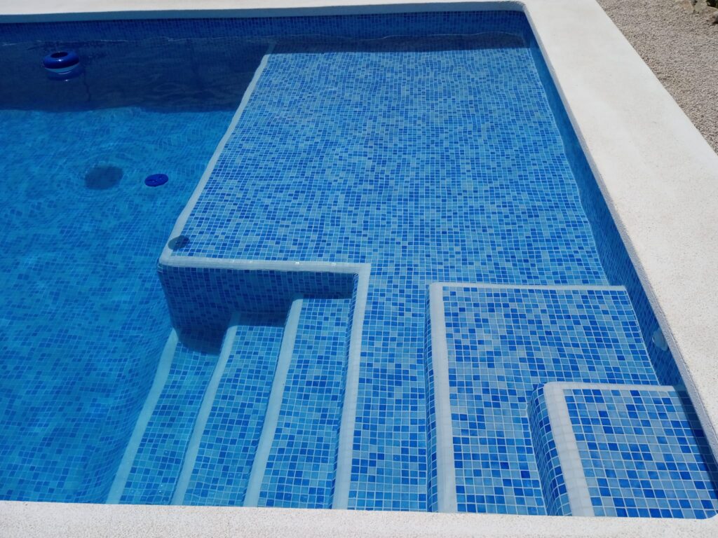 Piscinas de cloro y salinas con sistemas diferenciados en Molina de Segura